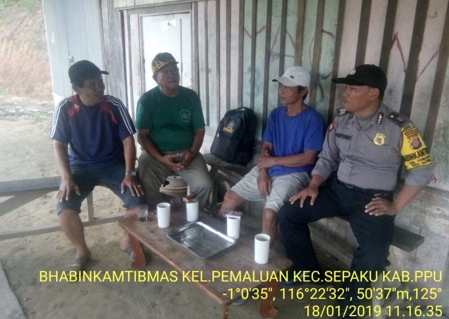 Polsek Sepaku dalam giat patroli dialogis berikan himbauan pada masyarakat IMG 20190118 WA0064 1