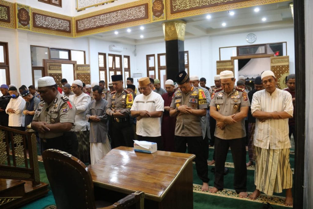 Jalin Sinergitas Dengan Masyarakat, Wakapolda Kaltim Laksanakan Safari Sholat Shubuh WhatsApp Image 2019 01 09 at 04.44.23