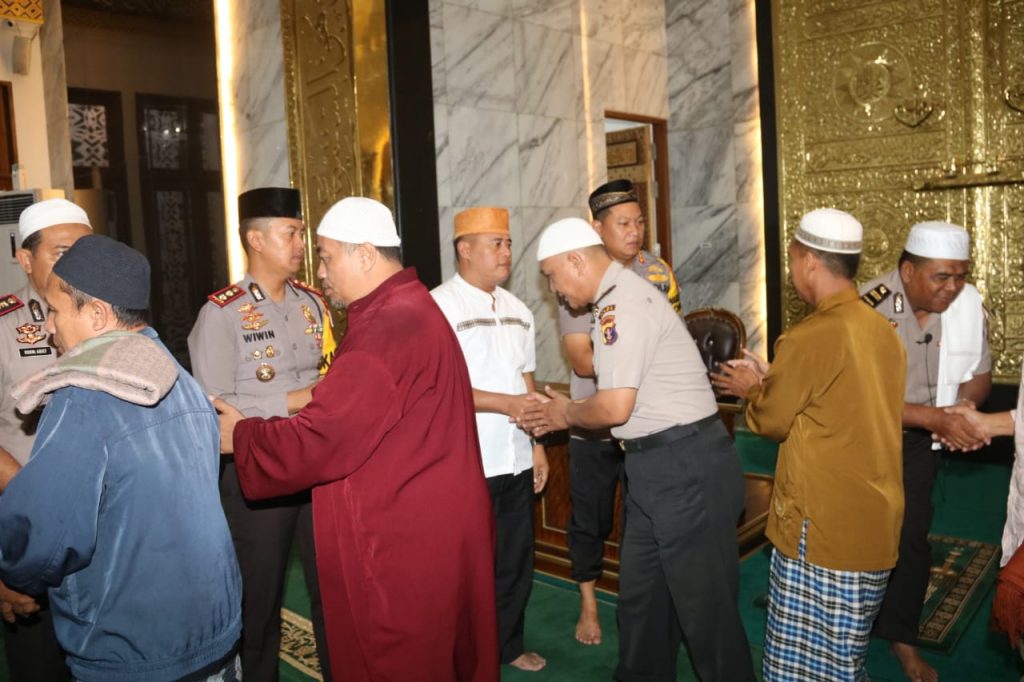 Jelang Pemilu 2019, Wakapolda Kaltim Himbau Masyarakat Melalui Safari Sholat Shubuh WhatsApp Image 2019 01 09 at 04.44.29 1