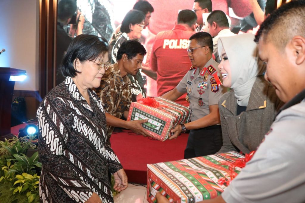 Rayakan Natal Bersama, Kapolda dan Ketua Bhayangkari PD Kaltim Berbagi Tali Asih WhatsApp Image 2019 01 15 at 11.20.54