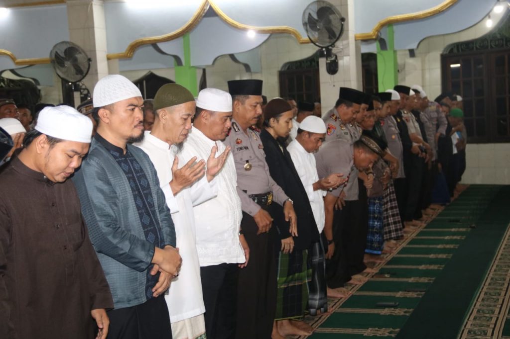 Wujudkan Kamtibmas, Wakapolda Kaltim Safari Sholat Subuh Bersama Masyarakat WhatsApp Image 2019 01 16 at 04.47.21