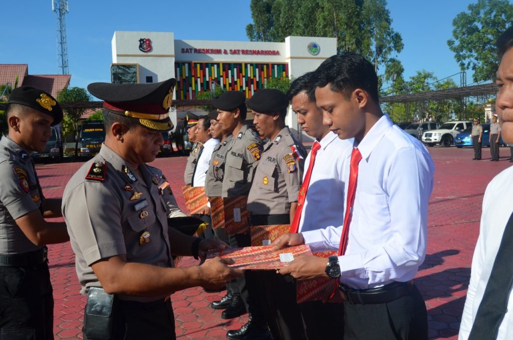 Berprestasi, Kapolsek Muara Wahau dan Unit Reskrim Polres Kutim Diberikan Reward 8efcb6c3 a62f 4b12 a0ae fa6a7155d97f