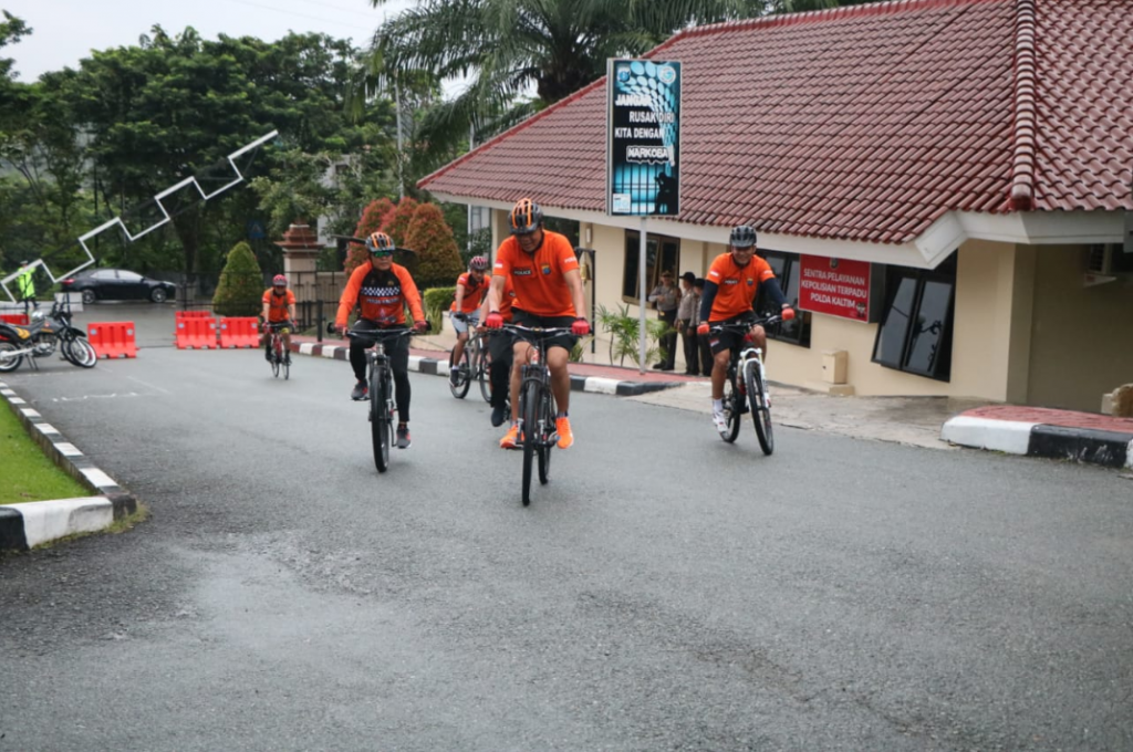 Jaga Kebugaran Jasmani, Kapolda dan PJU Polda Kaltim Laksanakan Gowes Screenshot 1
