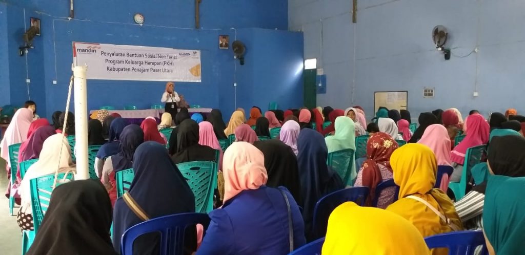Polres PPU Kawal dan Amankan Pendistribusian Dana Bansos WhatsApp Image 2019 02 07 at 09.14.11