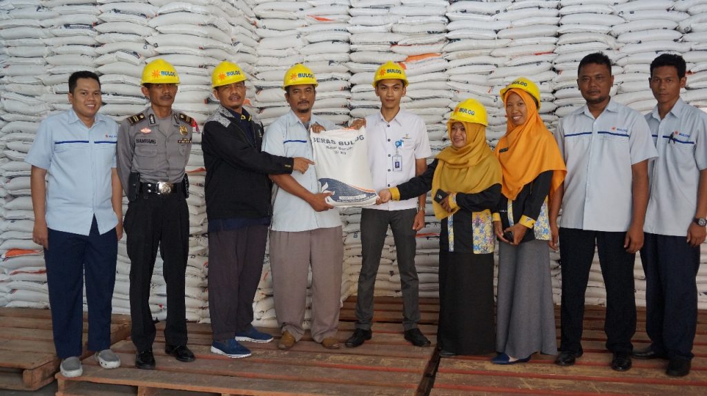 Kawal Pendistribusian Dana Bansos, Polres Paser Bersama Instansi Terkait Cek Stok Beras WhatsApp Image 2019 02 07 at 10.13.33