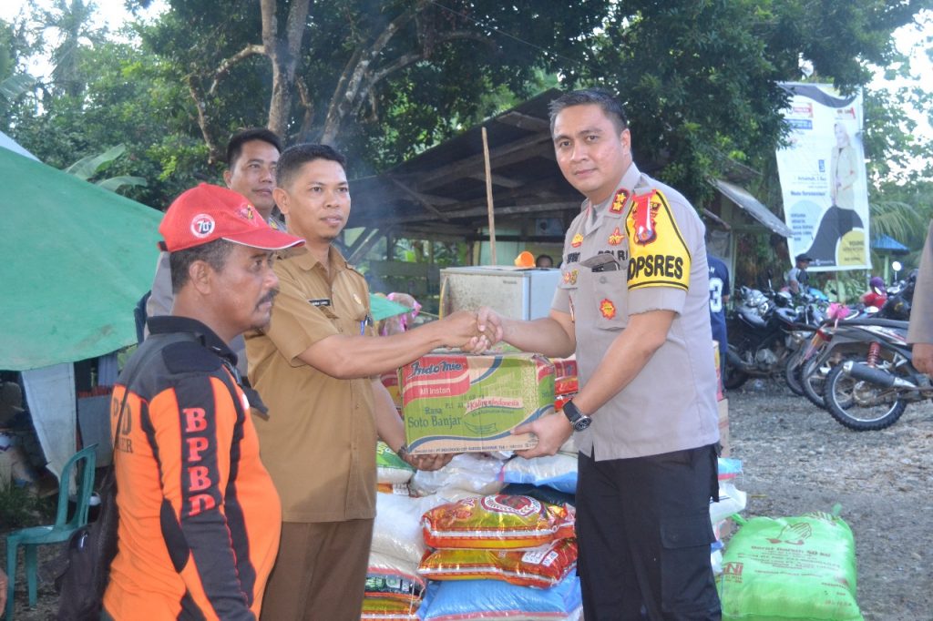 Peduli Sesama, Kapolres Paser Berikan Bantuan Untuk Korban Banjir WhatsApp Image 2019 02 12 at 09.46.55