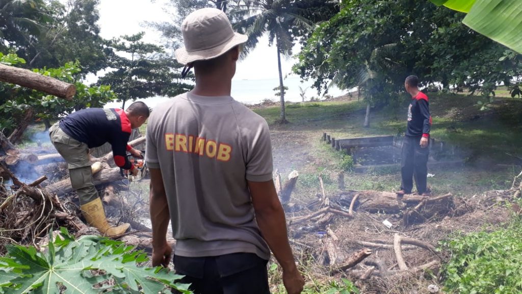 Peduli Lingkungan, Personel Brimob Kaltim Kurvei Pinggir Pantai WhatsApp Image 2019 02 19 at 08.35.55