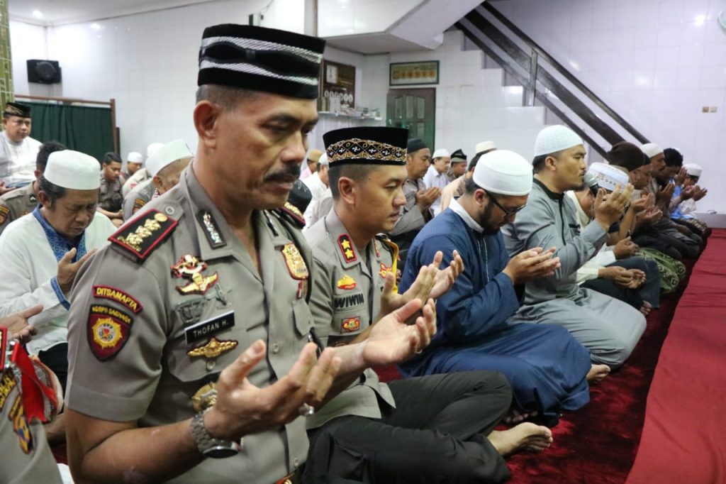 Safari Subuh, Pejabat Utama Polda Kaltim Sholat Berjamaah di Masjid Dawathul Khaair WhatsApp Image 2019 02 20 at 05.52.31
