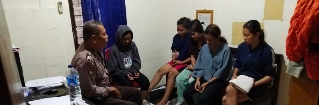 Bhabinkamtibmas Polsek Sambaliung Sosialisasikan Bahaya Terorisme pada masyarakat 1 3