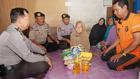 Sat Sabhara Polres Bontang Kunjungi Warga Kurang Mampu, Beri Bantuan Sembako WhatsApp Image 2019 02 28 at 17.34.26