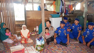Sat Polair Polres Bontang Beri Sembako Warga Kurang Mampu WhatsApp Image 2019 02 28 at 17.34.48