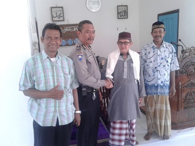 Bhabinkamtibmas Aiptu Ali Asrofin sambang tokoh agama jalin silaturahmi WhatsApp Image 2019 03 04 at 13.10.48