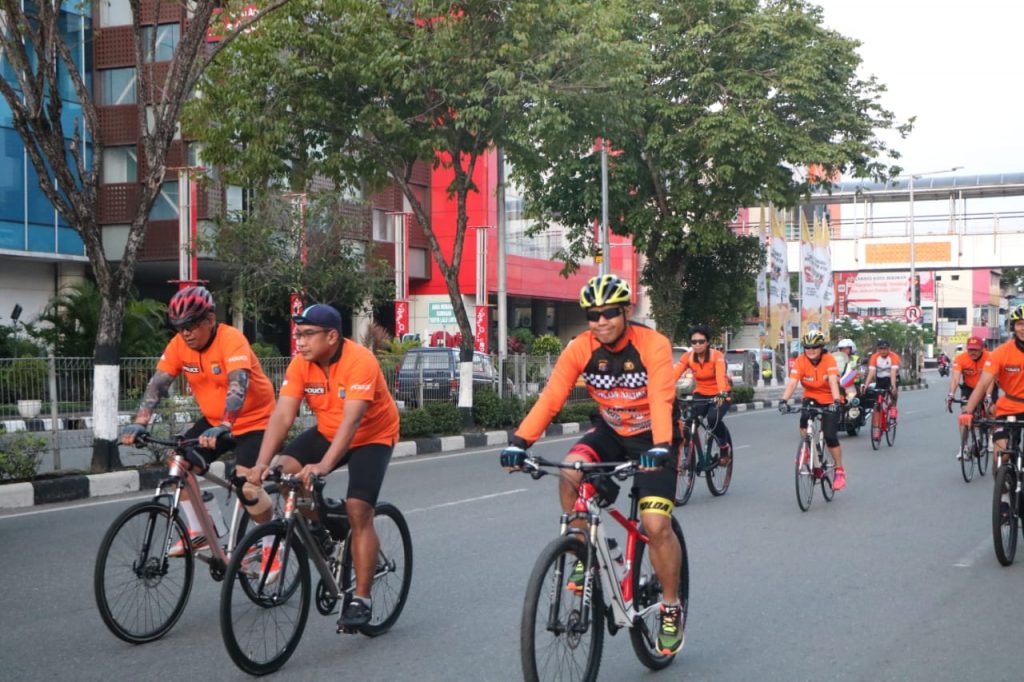 Pantau Situasi Jelang Pemilu 2019, Polda Kaltim Rutin Gelar Gowes Kamtibmas WhatsApp Image 2019 03 15 at 06.44.25