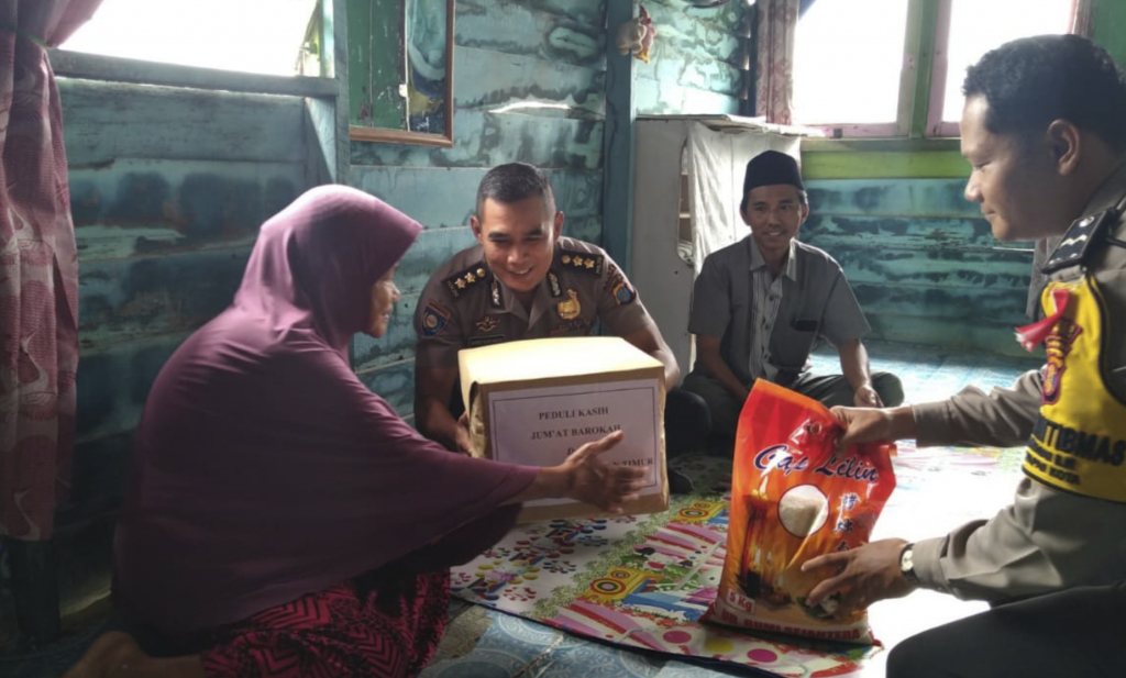 Jajaran Dit Binmas Polda Kaltim Sambangi Rumah Lansia di Klandasan jumat berbagi