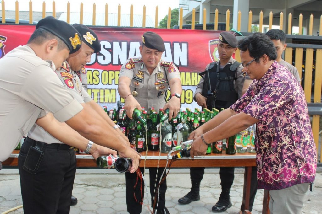 Operasi Pekat Mahakam 2019, Ribuan Botol Miras Dimusnahkan IMG 20190413 WA0053