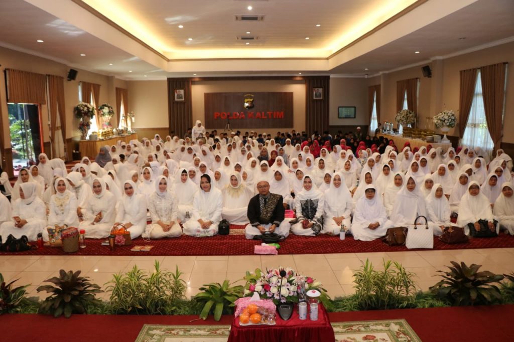 Demi Lancarnya Tugas Polri Dalam Pemilu 2019, Bhayangkari Daerah Kaltim Gelar Doa dan Dzikir Bersama WhatsApp Image 2019 04 11 at 09.31.53