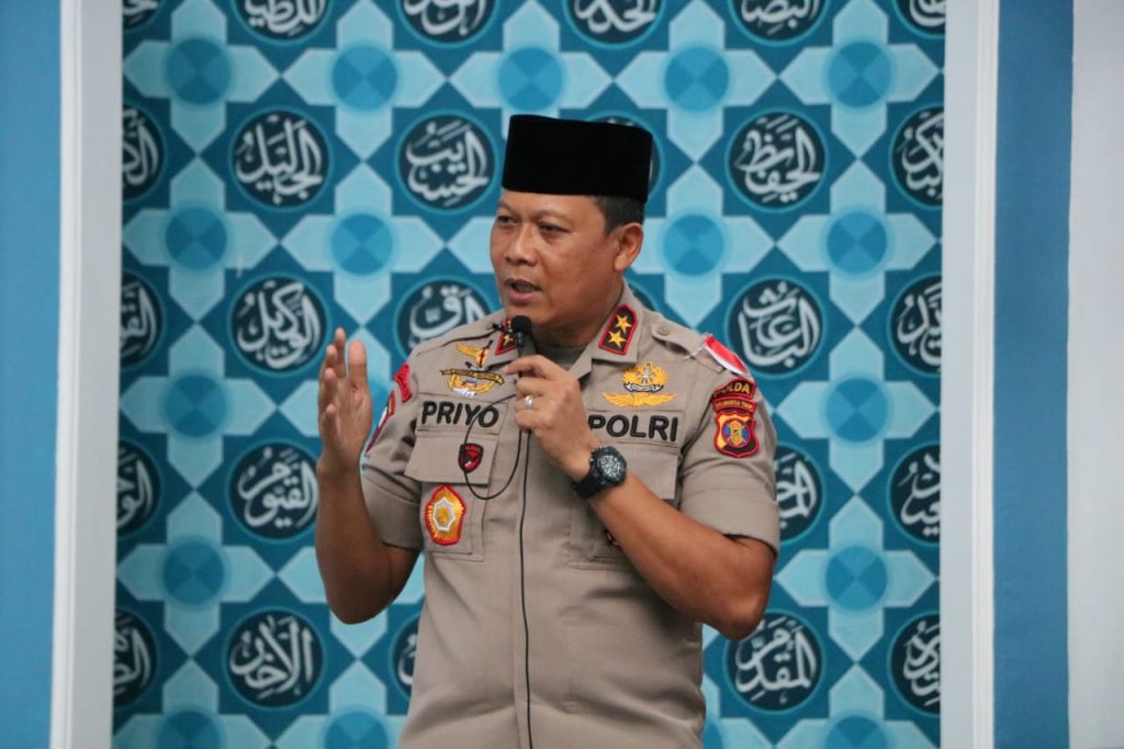 Safari Sholat Jumat, Kapolda Kaltim Ajak Warga Tidak Golput dan Hormati Hasil Pemilu 2019 WhatsApp Image 2019 04 12 at 12.29.45