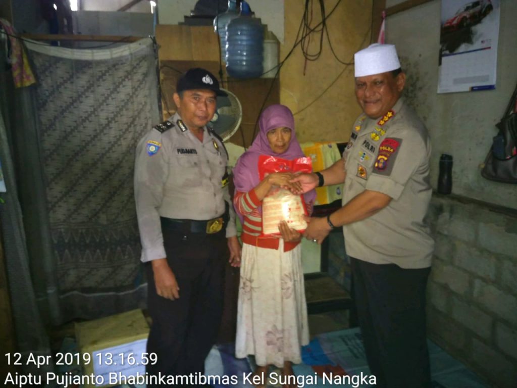 Polda Kaltim Bantu Warga Kurang Mampu Melalui Jumat Berbagi WhatsApp Image 2019 04 12 at 13.46.04