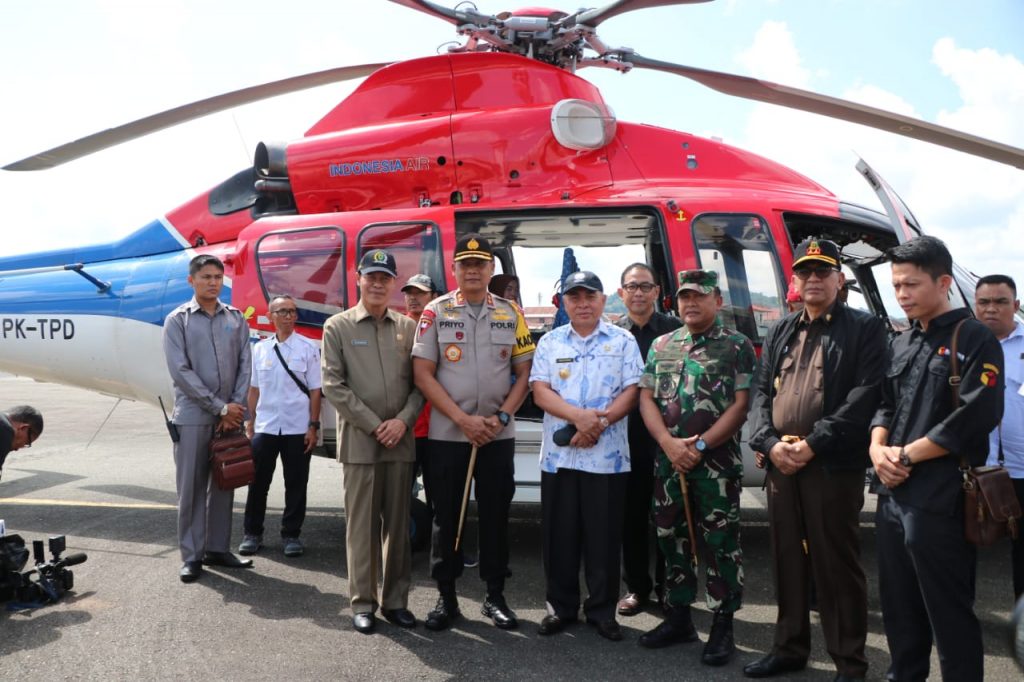 Gunakan Helikopter, Kapolda dan Pangdam Tinjau Situasi TPS di Tiga Wilayah Kaltim WhatsApp Image 2019 04 17 at 09.17.21