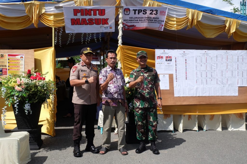Wakapolda dan Kasdam Tinjau Pengamanan TPS di Balikpapan WhatsApp Image 2019 04 17 at 13.13.02
