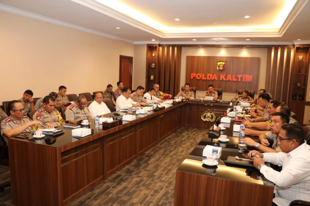 Gelar Anev Mingguan, Kapolda Kaltim Apresiasi Kinerja Anggota WhatsApp Image 2019 04 22 at 10.20.32