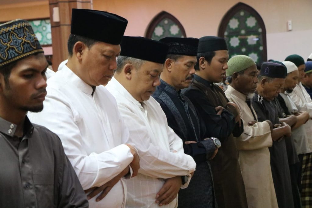 Erat Tali Silahturahmi, Kapolda Kaltim dan PJU Laksanakan Safari Sholat Subuh WhatsApp Image 2019 04 24 at 04.42.27