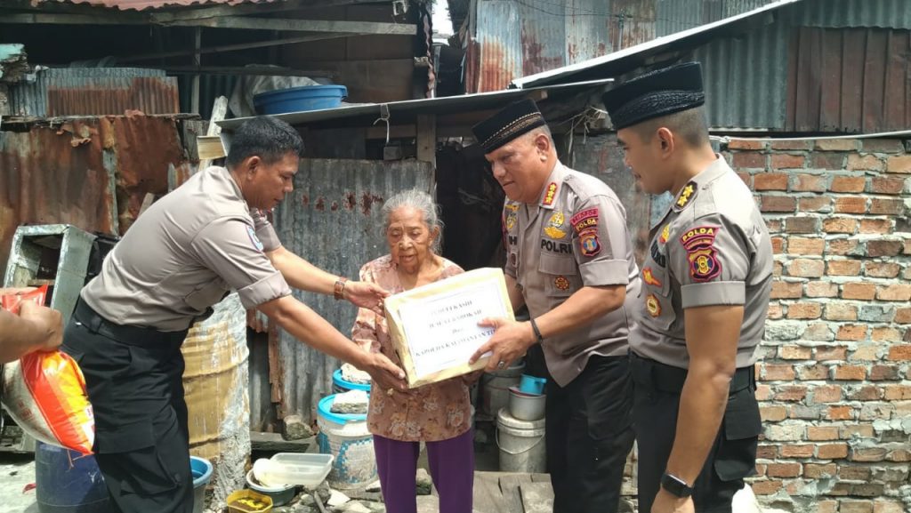 Program Jumat Berbagi, Polda Kaltim Kembali Berikan Bantuan Bagi Warga Kurang Mampu WhatsApp Image 2019 04 26 at 12.44.57