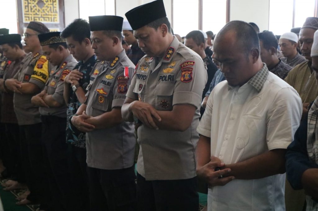 Safari Sholat Jumat, Kapolda Kaltim Berikan Bantuan Al-Quran di Masjid As-Salam Brimob Kaltim WhatsApp Image 2019 04 26 at 12.50.37