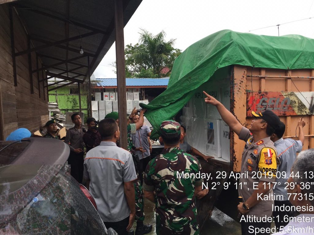 Turun Langsung, Kapolres Berau dan Dandim Kawal Ketat Kotak Suara dari PPK ke KPU WhatsApp Image 2019 04 29 at 11.11.36