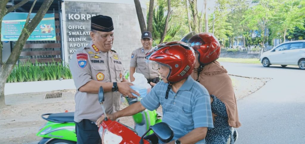 Bagikan Takjil, Ditbinmas Polda Kaltim: Wujud Polri Dekat Dengan Masyarakat IMG 20190521 WA0092