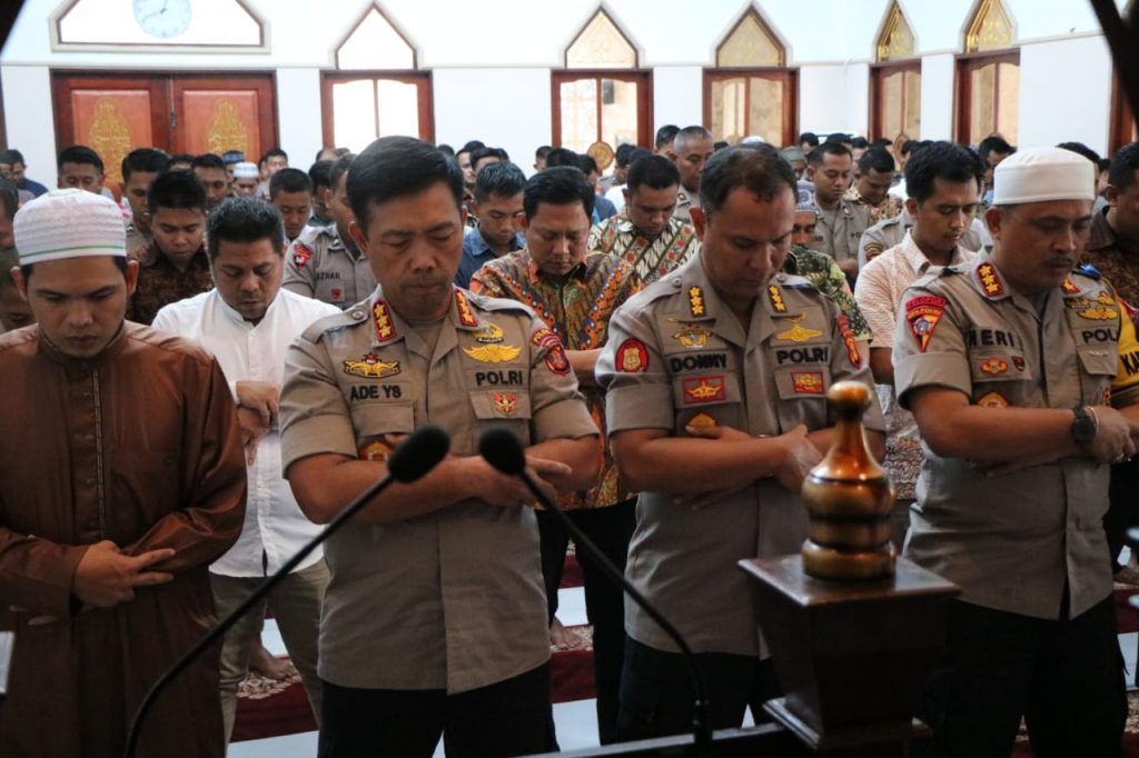 PJU Polda Kaltim dan Personil Laksanakan Sholat Jumat Berjamaah di Masjid Al-Ikhlas WhatsApp Image 2019 05 03 at 12.13.44