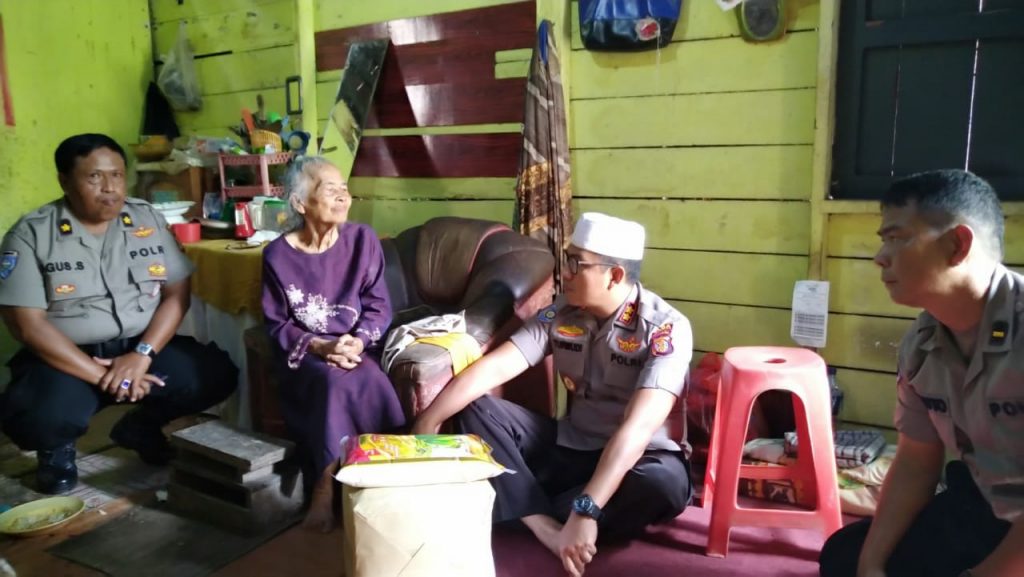 Jumat Barokah, Polda Kaltim Berikan Bantuan Bagi Warga Kurang Mampu 1 WhatsApp Image 2019 05 03 at 13.58.47