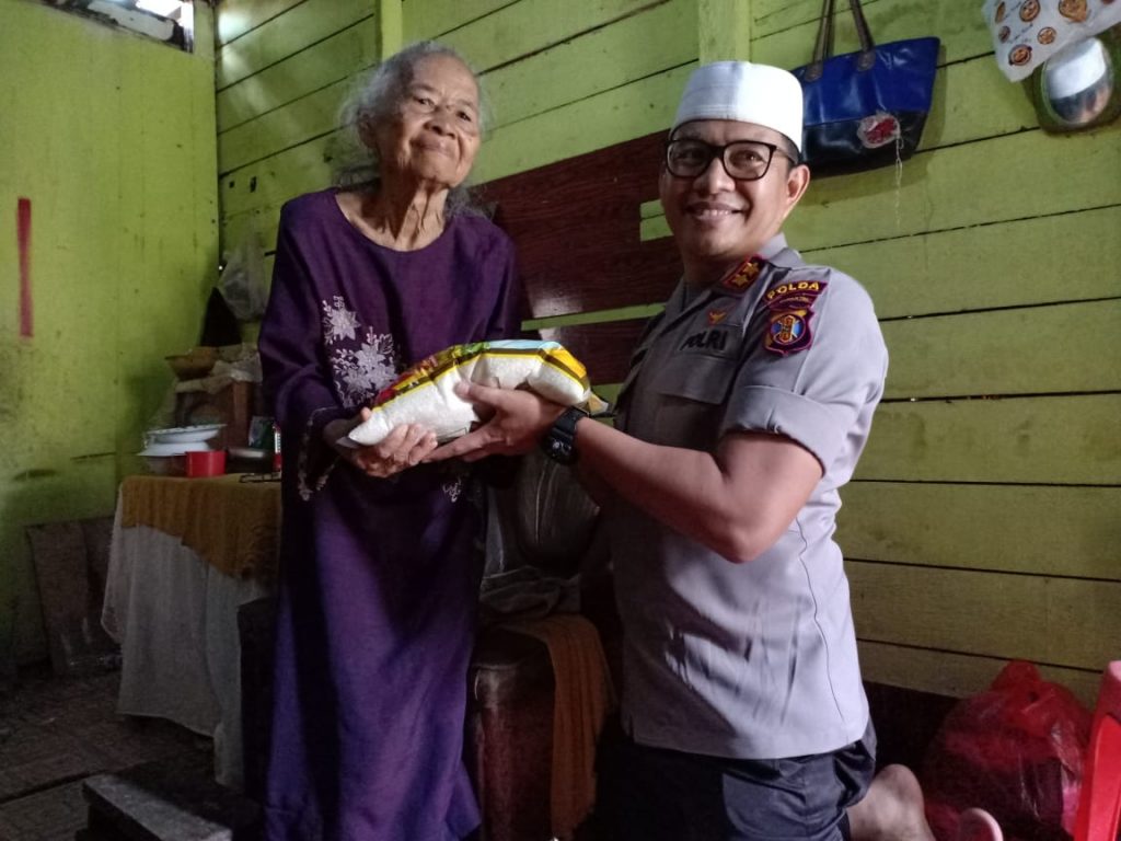 Jumat Barokah, Polda Kaltim Berikan Bantuan Bagi Warga Kurang Mampu WhatsApp Image 2019 05 03 at 13.58.48