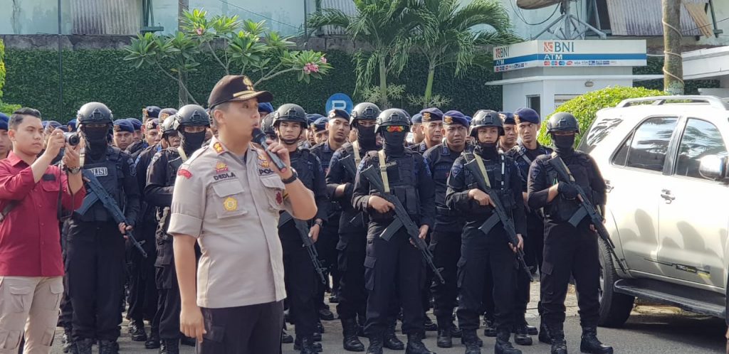 Berjalan Aman dan Transparan, Polda Kaltim Kembali Turunkan Ratusan Personil di Hari Kedua Rapat Pleno Provinsi WhatsApp Image 2019 05 10 at 07.51.21