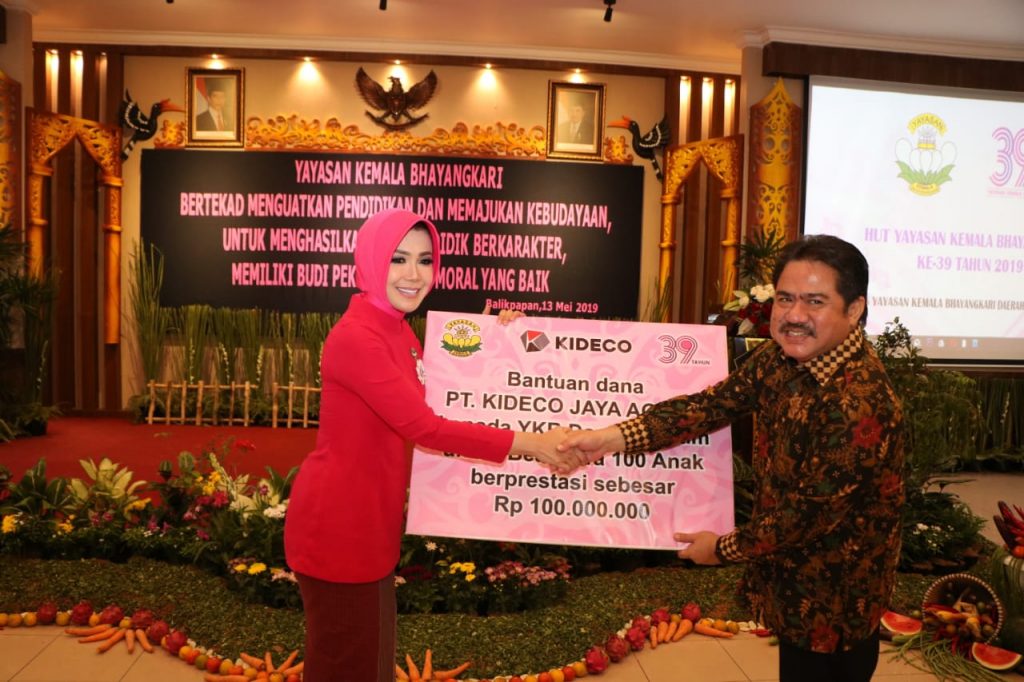 Meriahkan HUT YKB ke-39, Bhayangkari Kaltim Berikan Santunan dan Beasiswa WhatsApp Image 2019 05 14 at 09.39.15