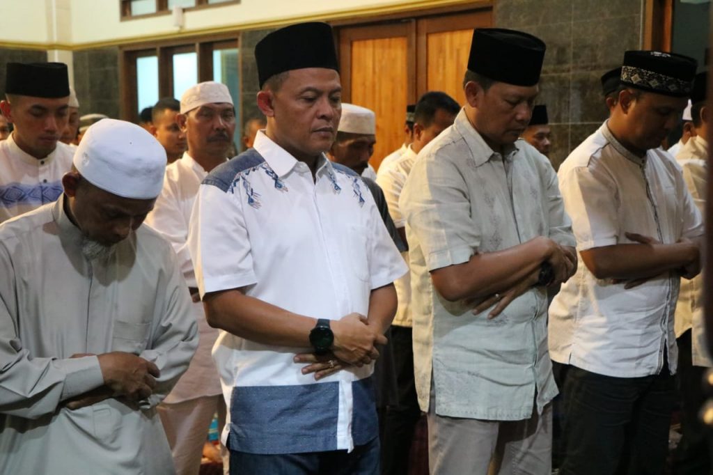 Safari Ramadhan, Kapolda Kaltim dan PJU Laksanakan Shalat Tarawih di Masjid Al-Muttaqin WhatsApp Image 2019 05 14 at 19.38.55