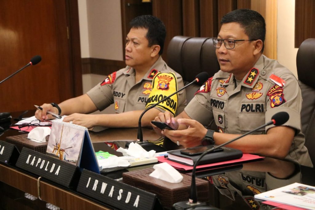 Bahas Kesiapan Pengamanan Jelang Lebaran, Kapolda Kaltim Pimpin Vicon Dengan Satwil Jajaran WhatsApp Image 2019 05 21 at 11.56.57 1