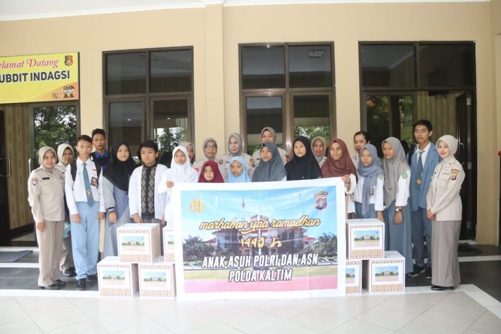 Berbagi Kebahagiaan, Polda Kaltim Berikan Bantuan Untuk Anak Yatim WhatsApp Image 2019 05 27 at 10.06.28