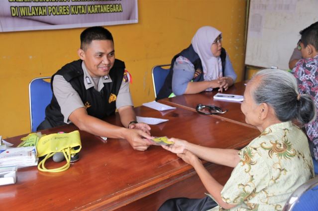 Peringati Hari Bhayangkara Ke-73, Polres Kukar Gelar Bakti Sosial Kesehatan 3 1