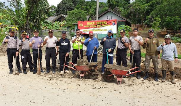 Peringati Hari Bhayangkara Ke-73 Polres Kukar Gelar Baksos Di Lokasi Banjir 5