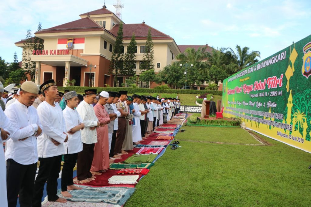 Polda Kaltim Gelar Sholat Idul Fitri 1440 H IMG 20190605 WA0022