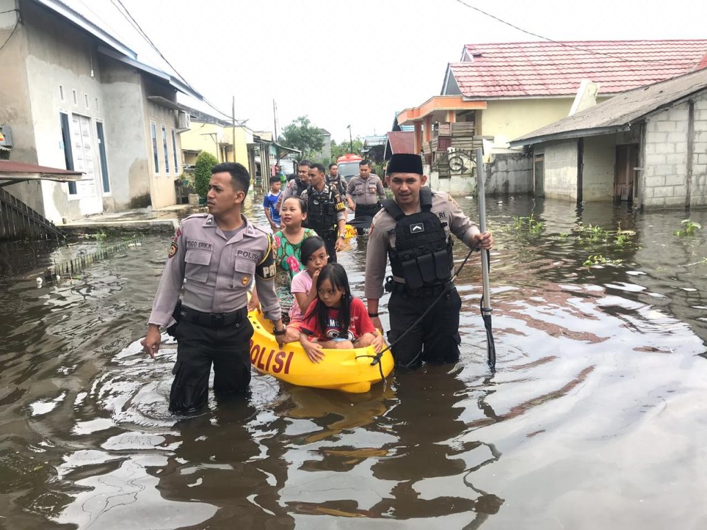Wujud Kepedulian, Polisi Bantu Warga Korban Banjir di Samarinda IMG 20190607 WA0021