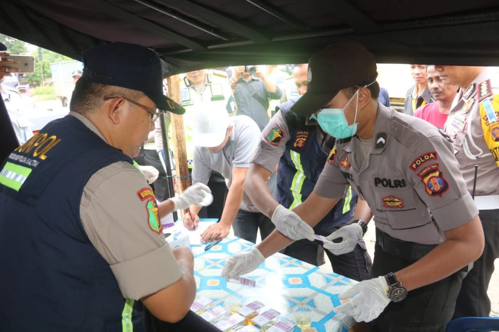Cegah Laka Lantas Saat Mudik, Ditlantas Polda Kaltim Lakukan Tes Urine Ke Sejumlah Pengemudi WhatsApp Image 2019 06 01 at 15.15.18