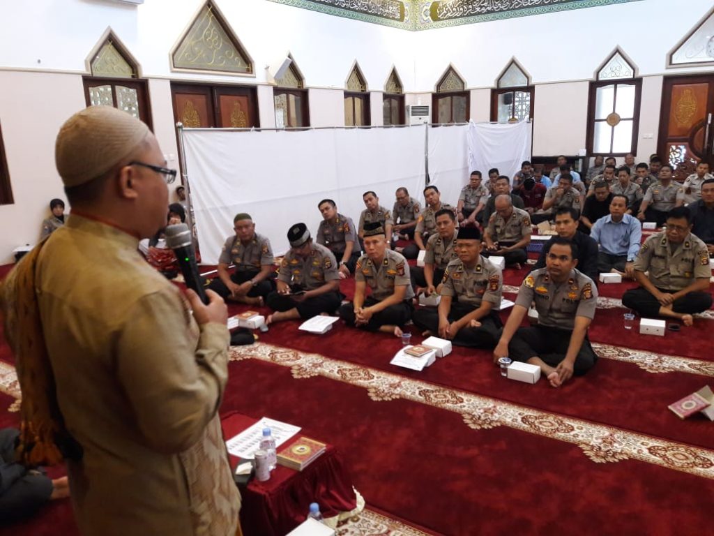 Mewujudkan Anggota Polri yang Promoter, Polda Kaltim Rutin Gelar Binrohtal WhatsApp Image 2019 06 11 at 08.28.10
