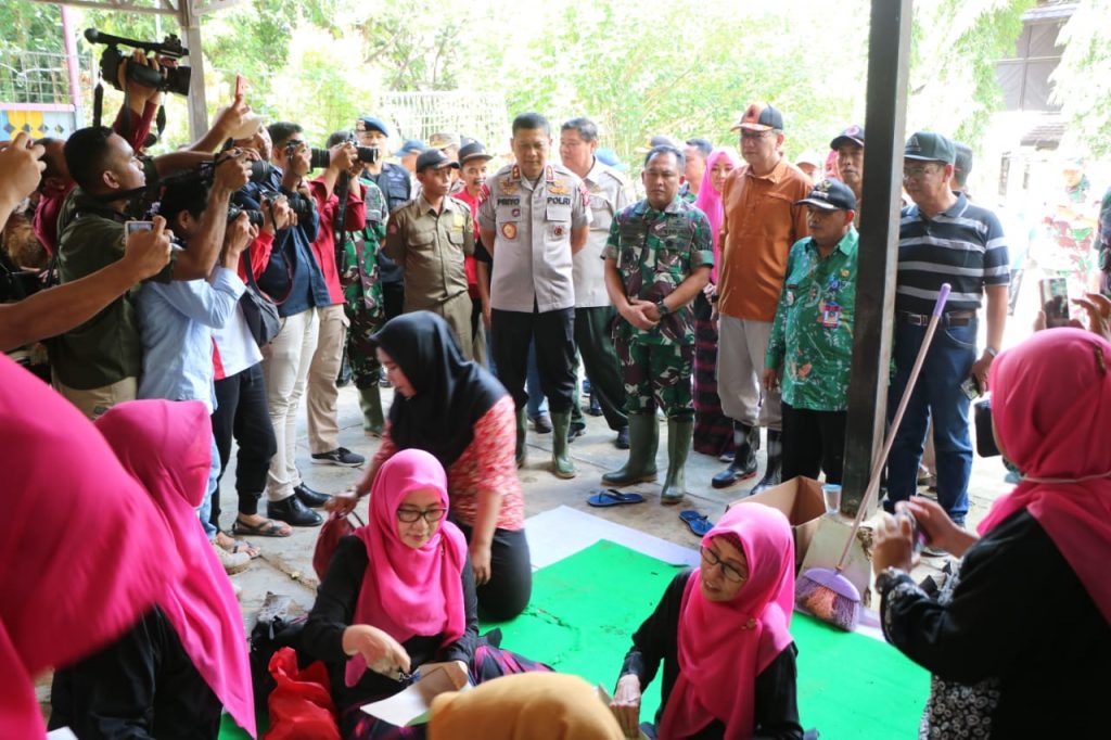 Berikan Bantuan Ke Posko Korban Banjir Samarinda, Kapolda dan Pangdam Disambut Hangat Warga WhatsApp Image 2019 06 14 at 10.50.32