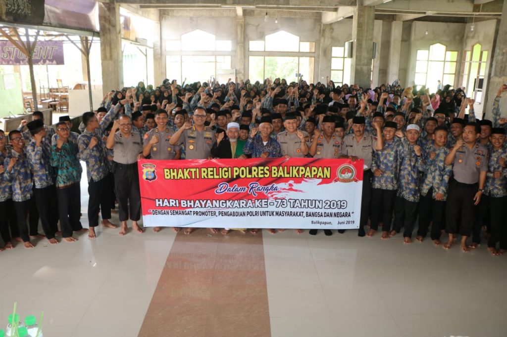 Peringati Hari Bhayangkara ke-73, Polda Kaltim Gelar Bakti Religi Bersama Santri WhatsApp Image 2019 06 20 at 10.55.08