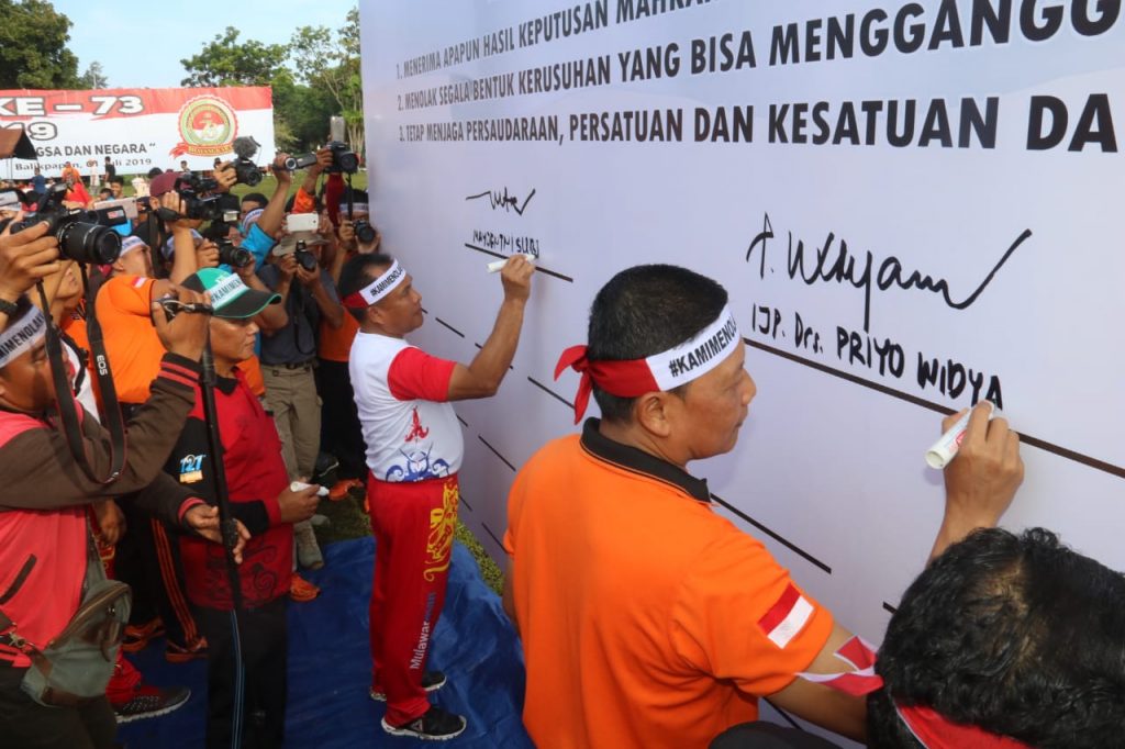 Hari Bhayangkara ke-73, Ribuan Warga Meriahkan Deklarasi Damai Anti Kerusuhan 2 WhatsApp Image 2019 06 23 at 09.42.50