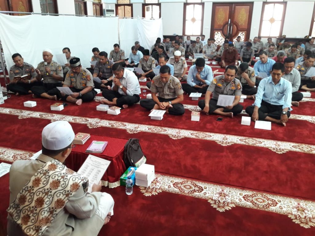 Melalui Binrohtal Rutin, Polda Kaltim Tingkatkan Etos Kerja Personil WhatsApp Image 2019 06 25 at 07.18.37