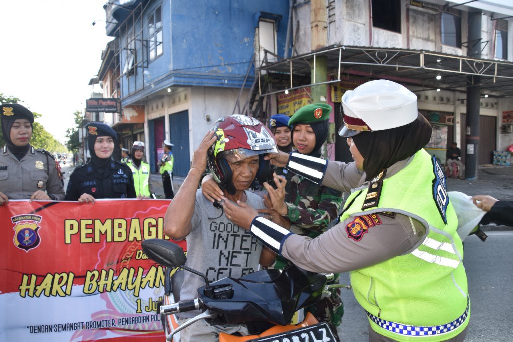 Peringati Hari Bhayangkara ke-73, Polwan dan Kowad di Kaltim Bagikan Helm Gratis WhatsApp Image 2019 06 27 at 06.04.57