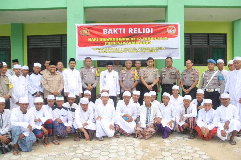 Jelang Hari Bhayangkara ke-73, Kapolresta Samarinda Pimpin Anjangsana ke Ponpes Hidayatullah WhatsApp Image 2019 06 27 at 13.46.12